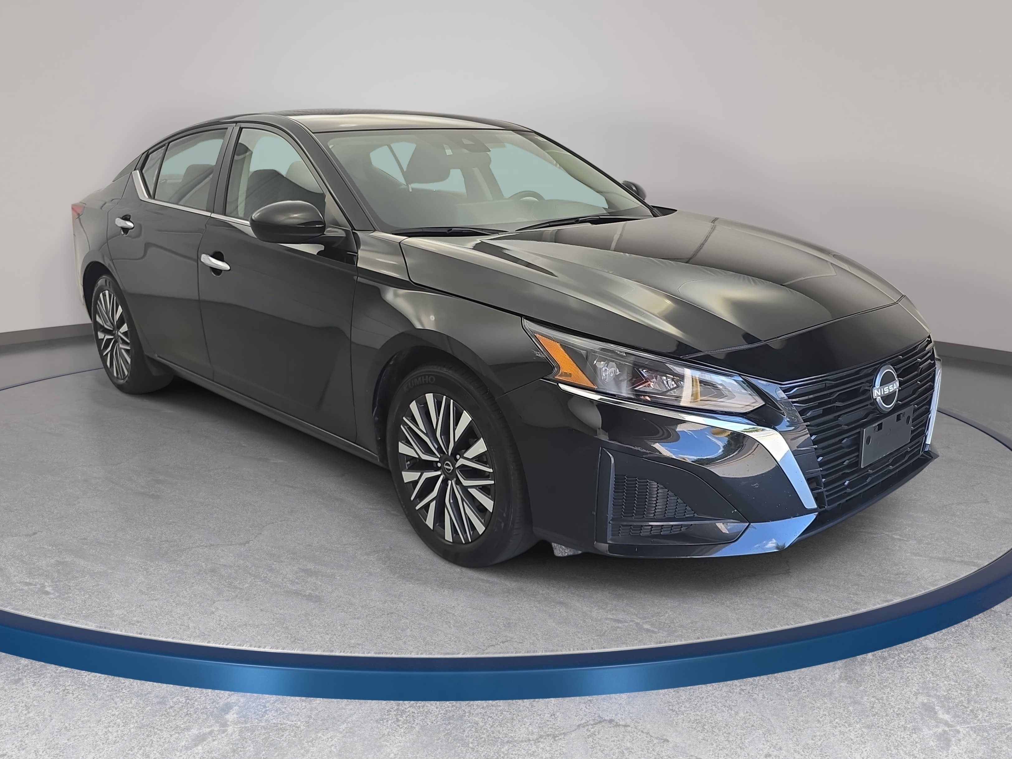 Used 2024 Nissan Altima 2.5 SV w/ SV Premium Package FWD image 3
