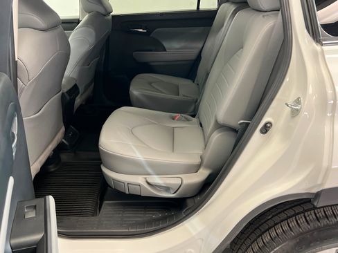 Used 2021 Toyota Highlander XLE AWD/4WD image 22