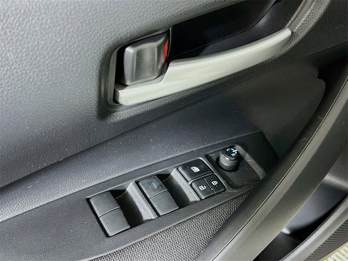 Used 2021 Toyota Corolla LE image 17