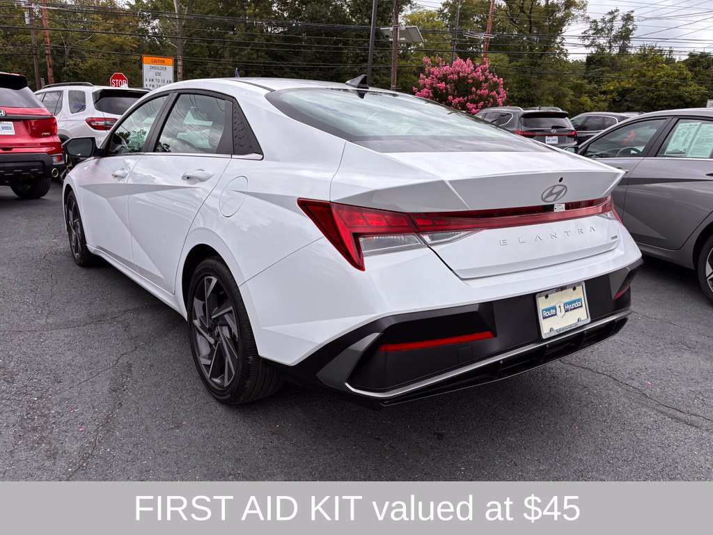 Certified 2025 Hyundai Elantra Limited FWD image 5
