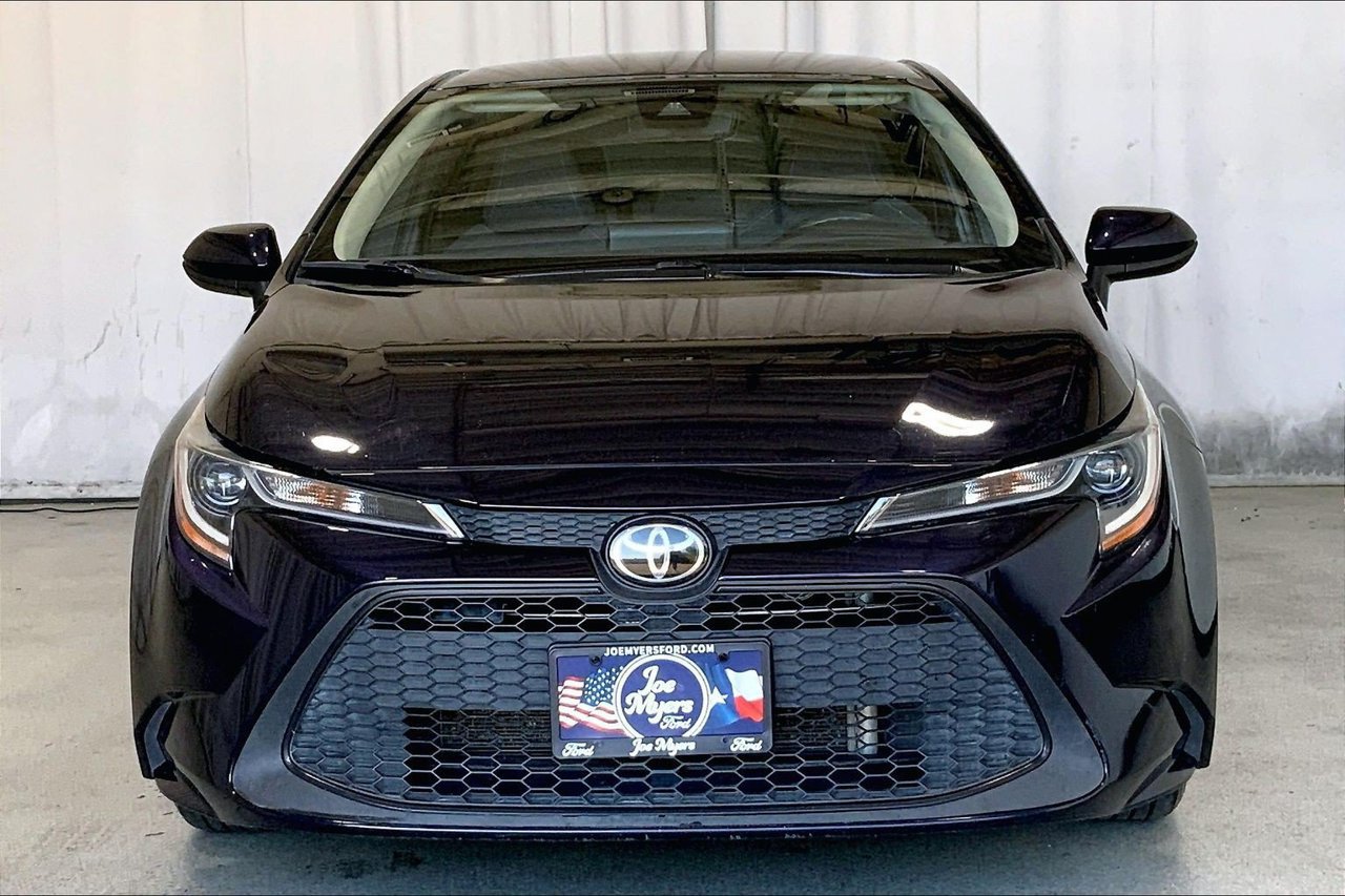 Used 2022 Toyota Corolla LE FWD image 2