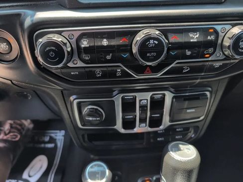 Used 2019 Jeep Wrangler Unlimited Sahara AWD/4WD image 20
