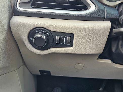 Used 2023 Chrysler Voyager LX image 21