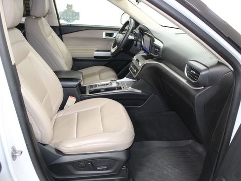 Used 2021 Ford Explorer XLT w/ Equipment Group 202A image 29