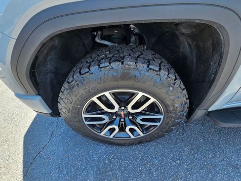 Used 2024 GMC Sierra 1500 AT4 w/ Technology Package AWD/4WD image 10