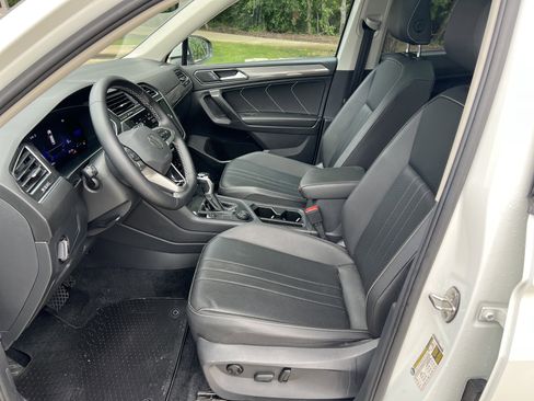 Certified 2023 Volkswagen Tiguan SE w/ Panoramic Sunroof Package AWD/4WD image 15