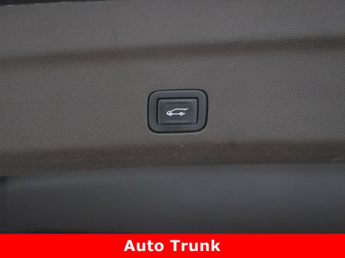 Used 2023 Chevrolet Tahoe Z71 w/ Luxury Package image 37