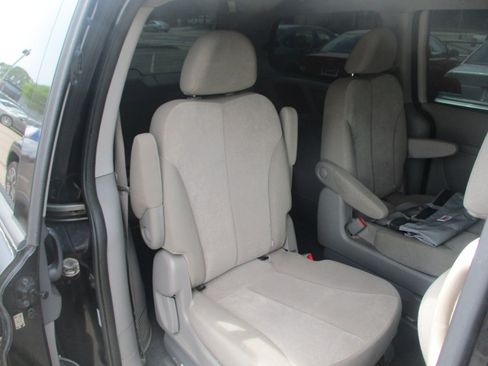 Used 2012 Kia Sedona LX image 8