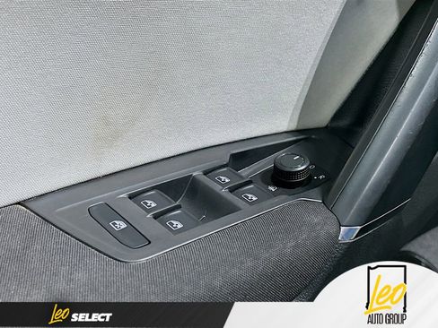 Used 2020 Volkswagen Tiguan S image 17