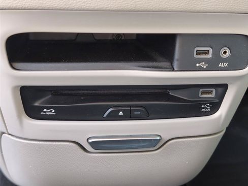 Used 2018 Chrysler Pacifica Limited FWD image 21