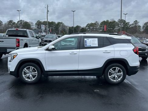 Used 2022 GMC Terrain SLE w/ Driver Convenience Package image 2