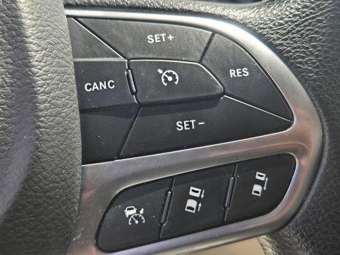 Used 2021 Chrysler Pacifica Touring FWD image 19