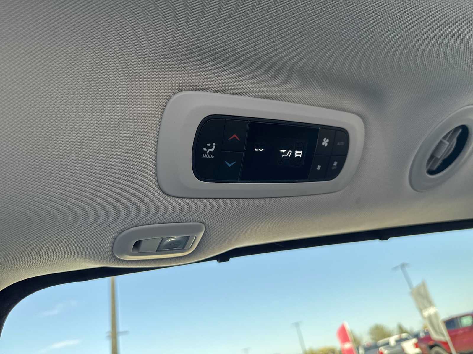Used 2023 Chrysler Pacifica Touring-L w/ Uconnect Theater Family Group FWD image 38