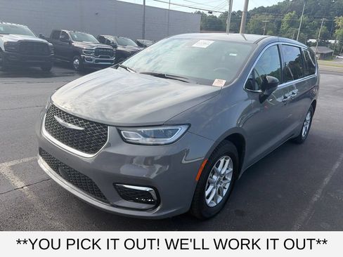 Used 2025 Chrysler Pacifica Select FWD image 3