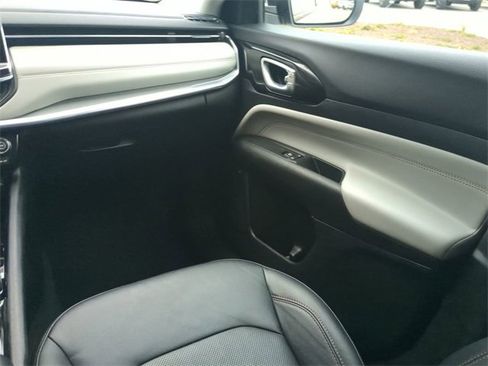 Used 2022 Jeep Compass Limited image 16