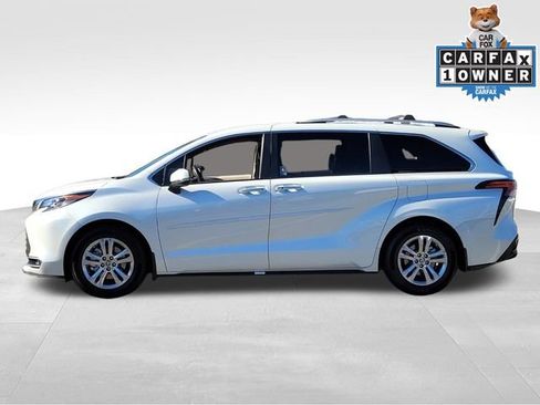 Used 2022 Toyota Sienna Platinum image 2