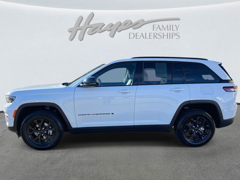 Used 2024 Jeep Grand Cherokee Altitude image 13