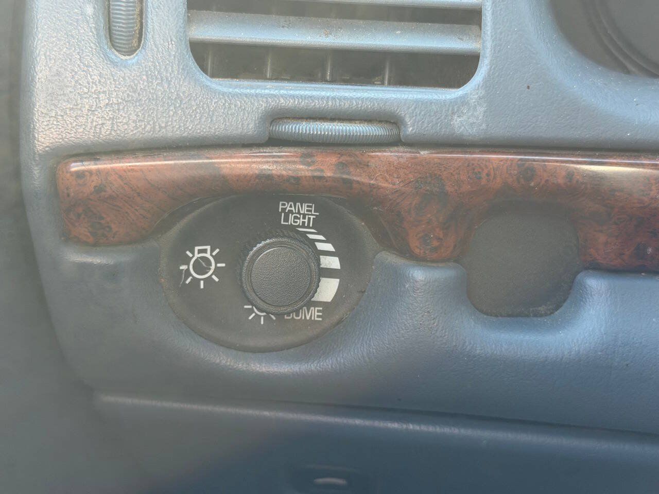 Used 2001 Chevrolet Impala w/ Preferred Equipment Group FWD image 17