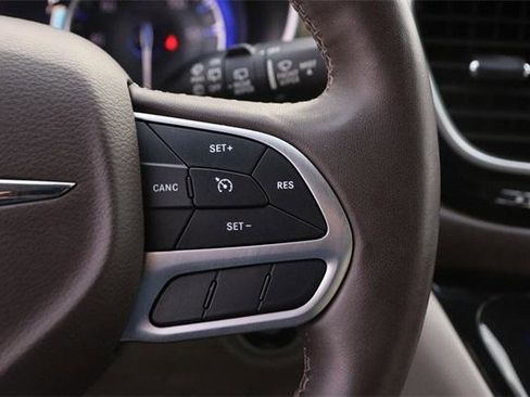 Used 2017 Chrysler Pacifica Touring-L Plus w/ Tire & Wheel Group image 14