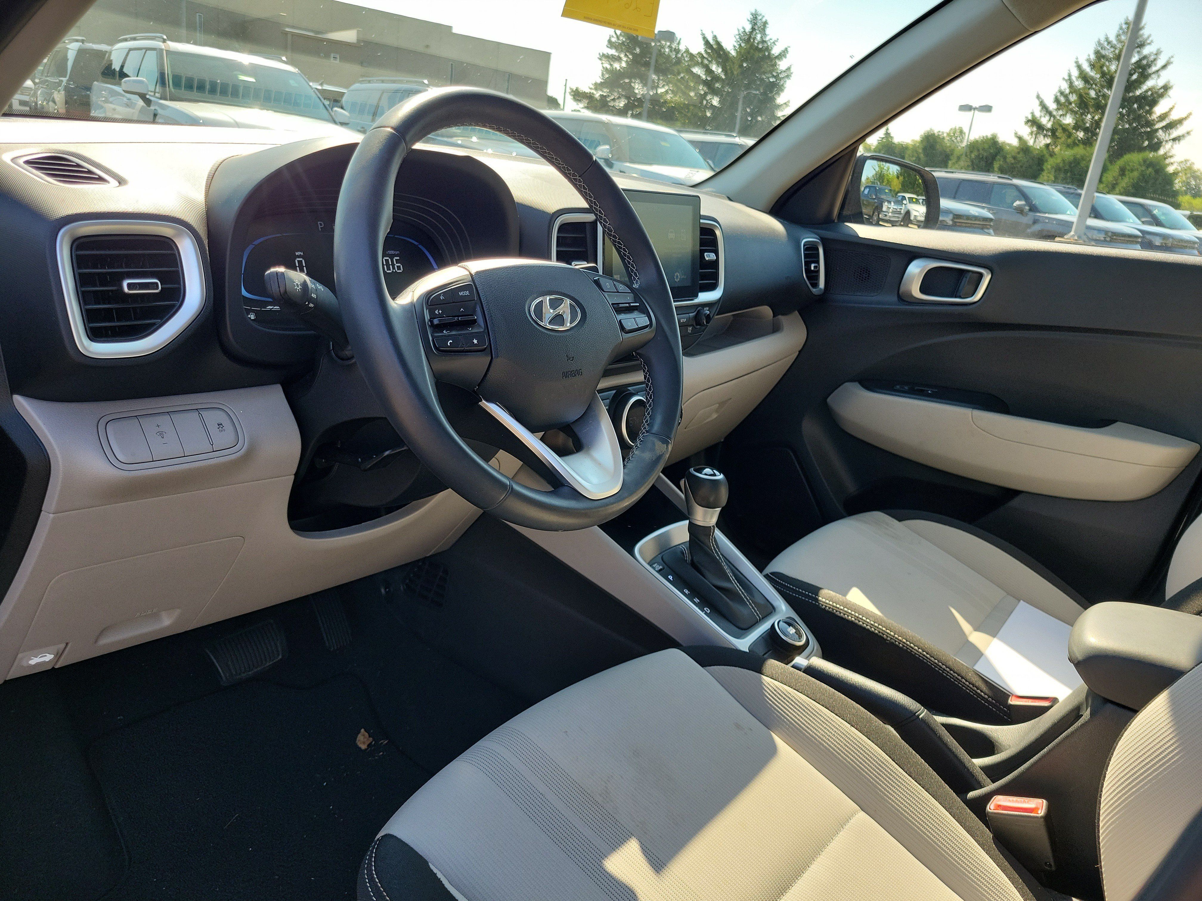 Used 2024 Hyundai Venue SEL FWD image 19