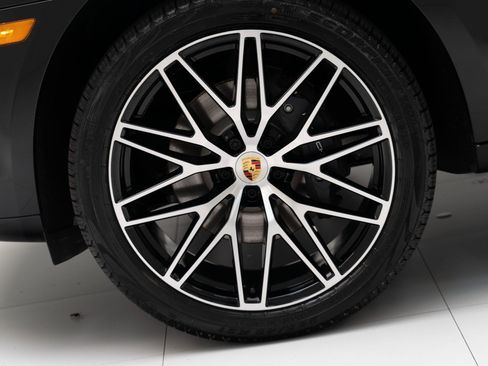 Certified 2025 Porsche Macan AWD/4WD image 12