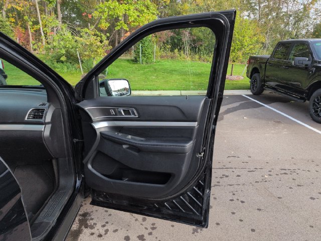 Used 2017 Ford Explorer XLT w/ Equipment Group 202A AWD/4WD image 14
