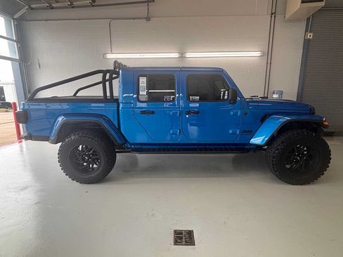 Used 2025 Jeep Gladiator Sport AWD/4WD image 7