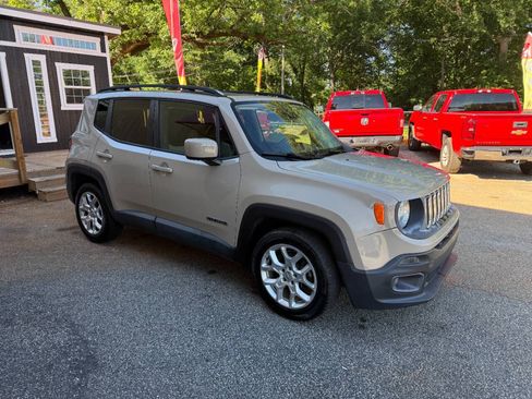 Used 2015 Jeep Renegade Latitude w/ Cold Weather Group II FWD image 4