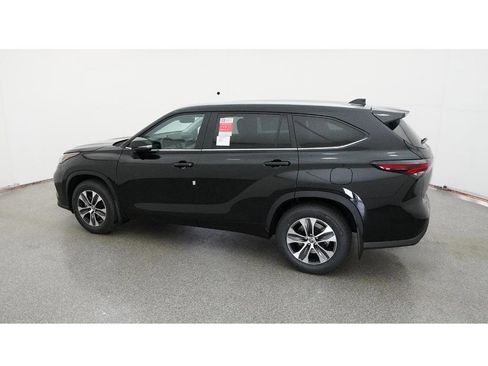 New 2026 Toyota Highlander XLE image 4