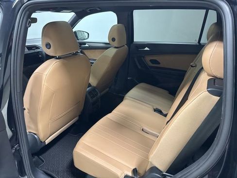 Used 2023 Volkswagen Tiguan SE w/ Panoramic Sunroof Package FWD image 12