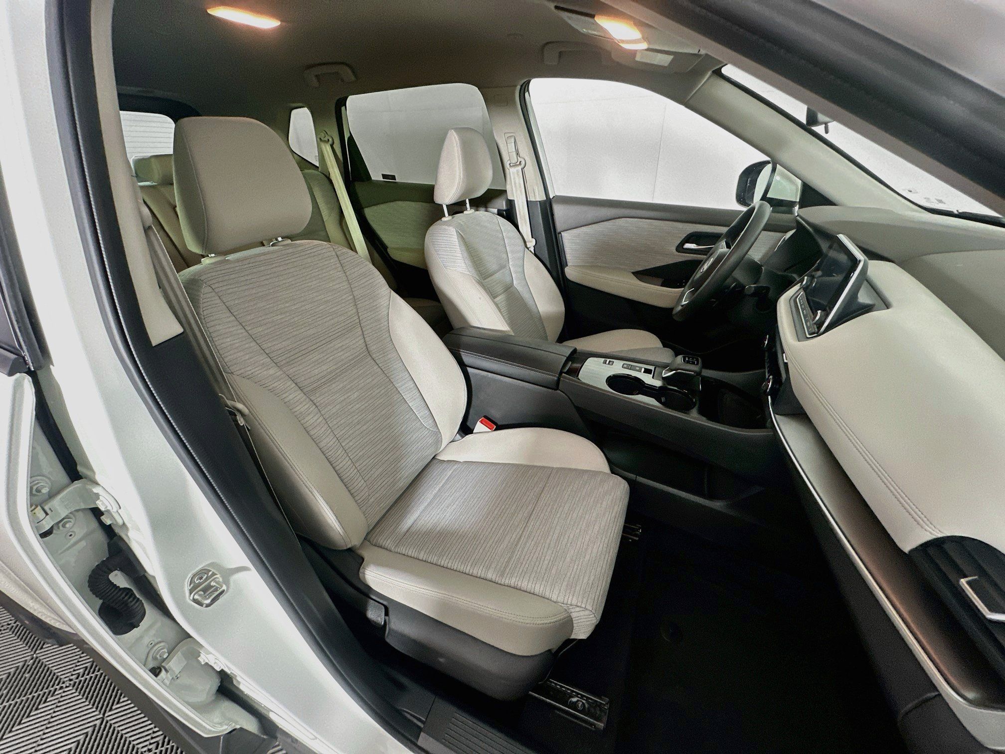 Used 2023 Nissan Rogue SV FWD image 30