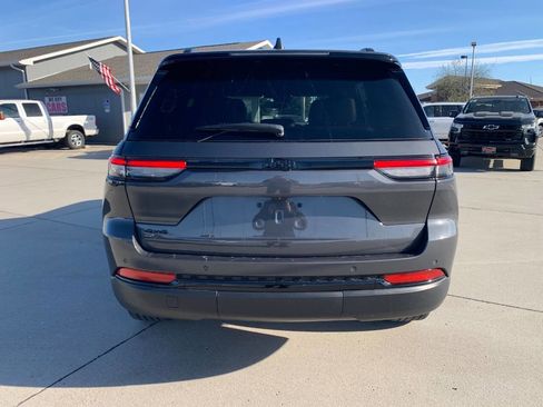 Used 2024 Jeep Grand Cherokee Altitude image 5