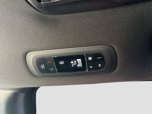 Used 2025 Chrysler Pacifica Select FWD image 24