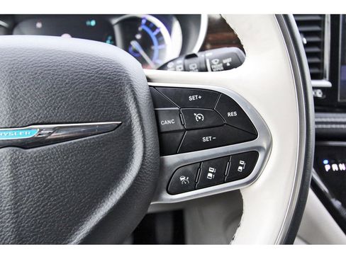 Used 2021 Chrysler Pacifica Limited w/ Uconnect Theater Family Group image 25