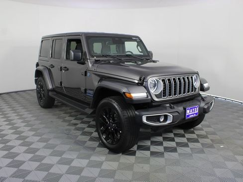 Used 2025 Jeep Wrangler Unlimited Sahara AWD/4WD image 24