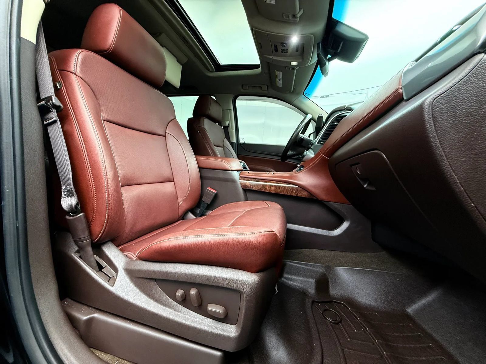 Used 2017 Chevrolet Suburban Premier AWD/4WD image 16