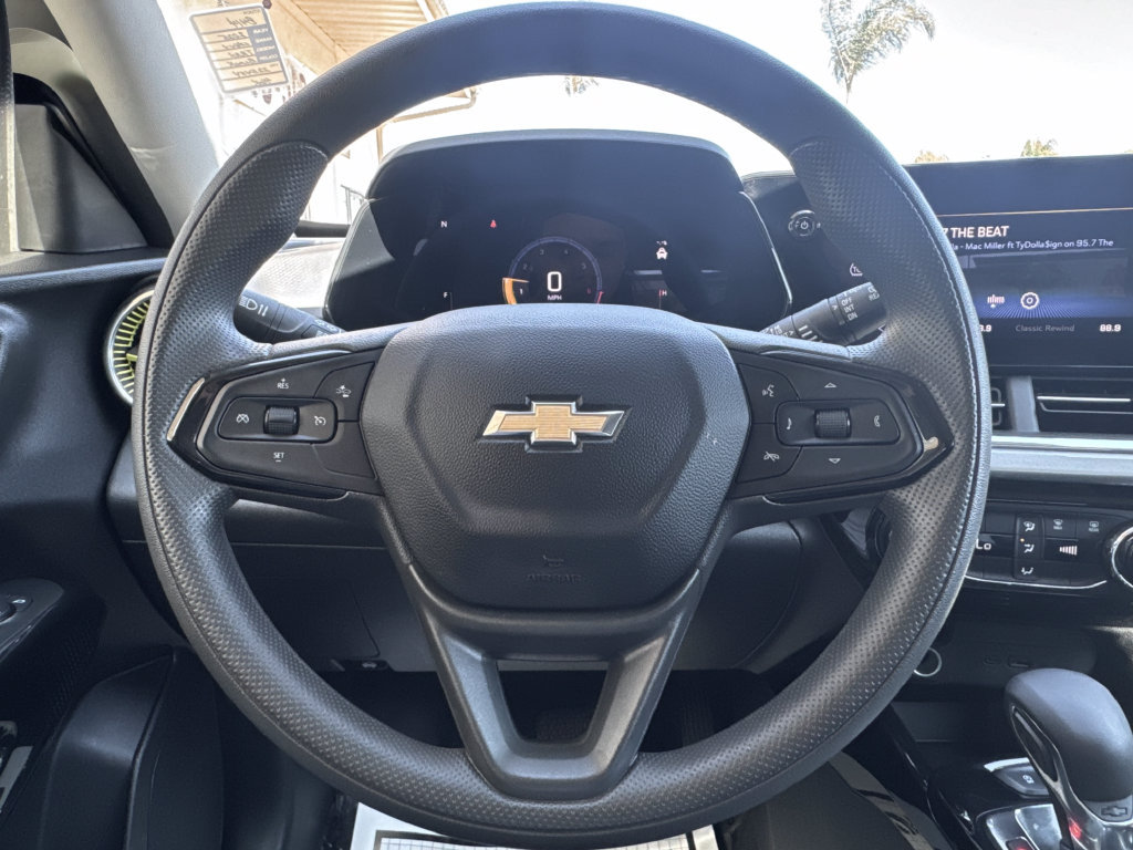 Used 2025 Chevrolet Trax LT FWD image 11
