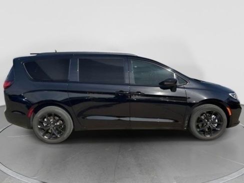 New 2026 Chrysler Pacifica Select w/ S Appearance Package image 11