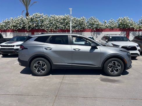Used 2025 Kia Sportage LX image 3