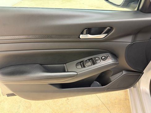 Used 2025 Nissan Altima 2.5 SV FWD image 14