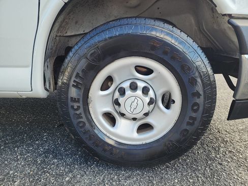 Used 2018 Chevrolet Express 2500 Extended image 13