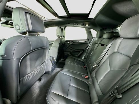 Used 2025 Porsche Macan image 24