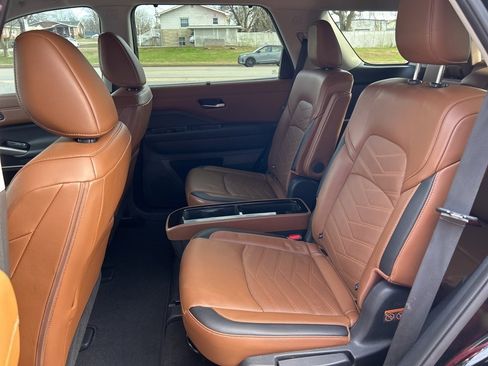 Used 2024 Nissan Pathfinder Platinum image 18