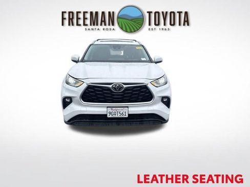 Used 2023 Toyota Highlander XLE AWD/4WD image 3