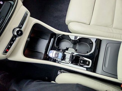 Certified 2024 Volvo XC40 B5 Plus w/ Protection Package Premier image 22