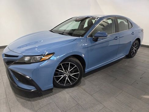 Used 2024 Toyota Camry SE image 1