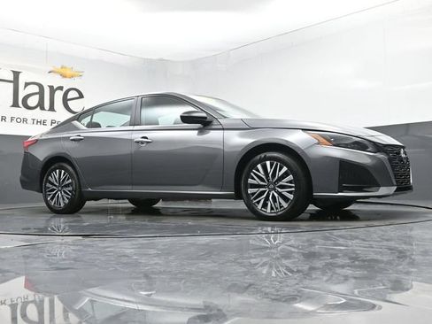 Used 2025 Nissan Altima 2.5 SV AWD/4WD image 2