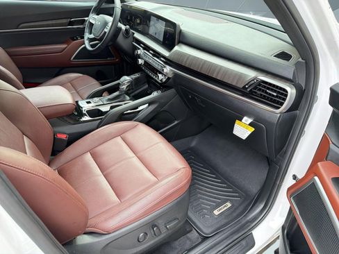 Used 2024 Kia Telluride EX w/ EX Captain's Chair Package FWD image 31