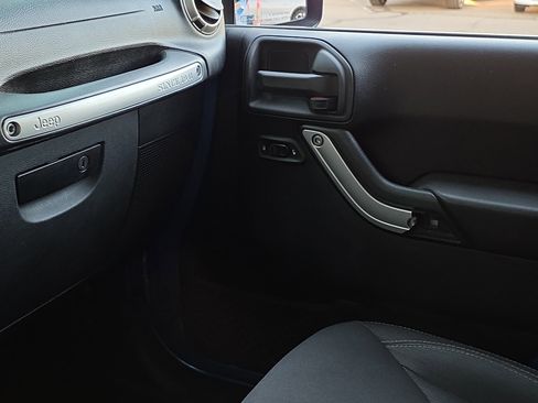 Used 2015 Jeep Wrangler Unlimited Rubicon w/ Connectivity Group image 26