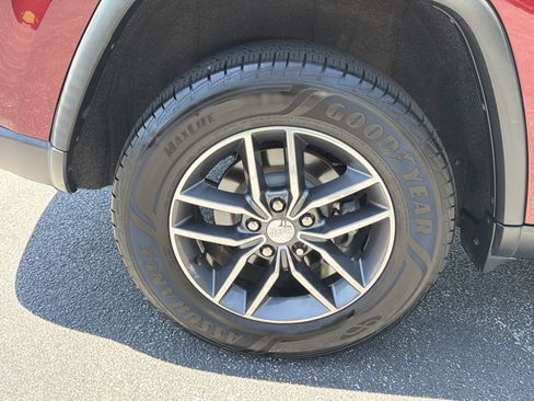 Used 2018 Jeep Grand Cherokee Limited AWD/4WD image 16